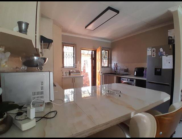3 BEDROOM TOWNHOUSE FOR SALE IN HEUWELSIG ESTATE